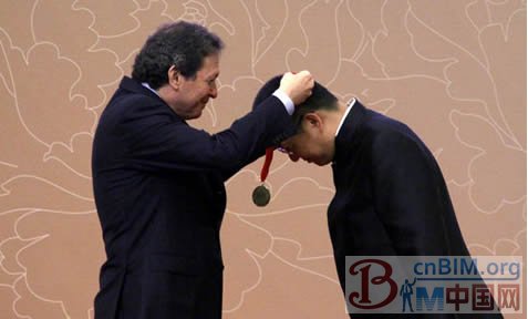 普利兹克奖在人民大会堂颁奖，中国建筑师王澍领奖