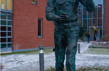 Graphisoft 总部的乔布斯青铜像揭幕-BIM建筑网