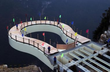重庆绝壁上建成世界第一悬挑玻璃廊桥 离地718米-BIM建筑网
