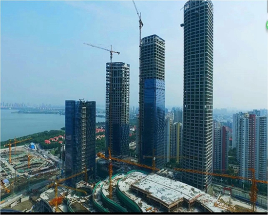 “苏州中心”成功封顶 “城市共生体”呼之欲出