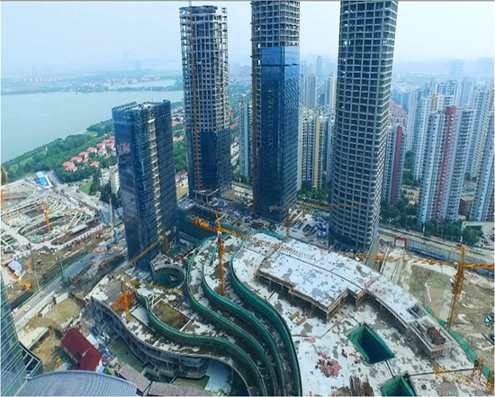 “苏州中心”成功封顶 “城市共生体”呼之欲出
