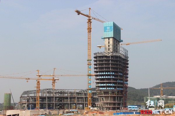 BIM助力湘江欢乐城项目朗豪度假酒店核心筒顺利封顶