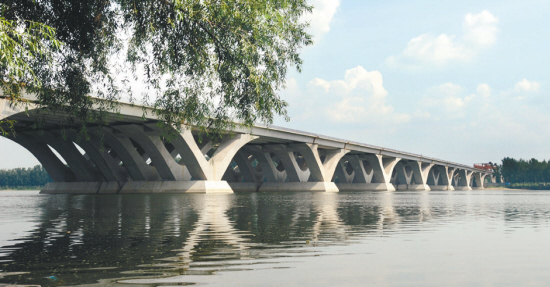 施工人员看“三维BIM电影”建出云龙湖大桥