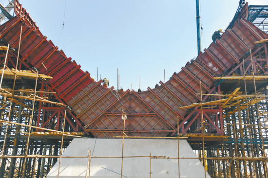 施工人员看“三维BIM电影”建出云龙湖大桥