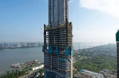 武汉绿地中心主体结构高度突破“300米”大关-BIM建筑网