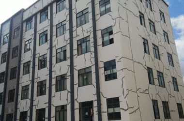 云南林业职业技术学院宿舍楼出现大面积裂纹，修补后墙体留满形似“绷带”痕迹-BIM建筑网