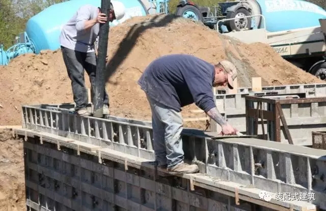 装配式|美国农村盖木屋，保温抗震一级棒，这技术能在国内拿多少工资？