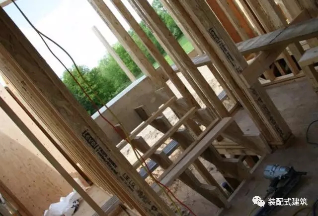 装配式|美国农村盖木屋，保温抗震一级棒，这技术能在国内拿多少工资？