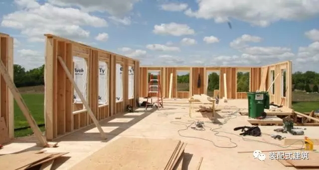 装配式|美国农村盖木屋，保温抗震一级棒，这技术能在国内拿多少工资？