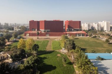 BIM建筑|火红色衬着年夜地，喧哗和安静并存：塔帕年夜学学生宿舍一期工程-BIM建筑网