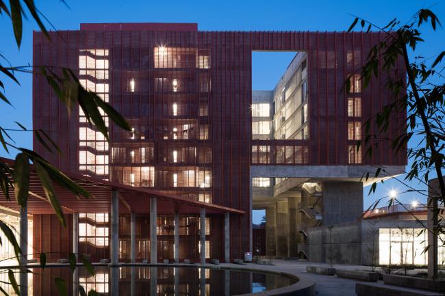 BIM建筑|火红色衬着年夜地，喧哗和安静并存：塔帕年夜学学生宿舍一期工程