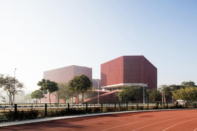 BIM建筑|火红色衬着年夜地，喧哗和安静并存：塔帕年夜学学生宿舍一期工程