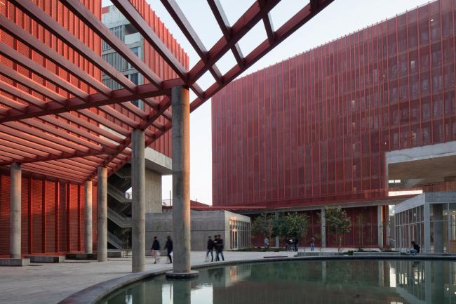 BIM建筑|火红色衬着年夜地，喧哗和安静并存：塔帕年夜学学生宿舍一期工程