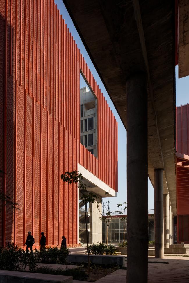 BIM建筑|火红色衬着年夜地，喧哗和安静并存：塔帕年夜学学生宿舍一期工程