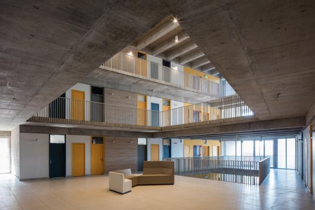 BIM建筑|火红色衬着年夜地，喧哗和安静并存：塔帕年夜学学生宿舍一期工程