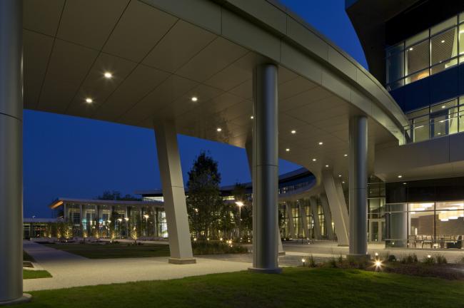 BIM建筑|停泊于密歇根胡畔的白色邮轮：西北年夜学瑞安-沃尔特体育中间 / 美国帕金斯威尔建筑事务所