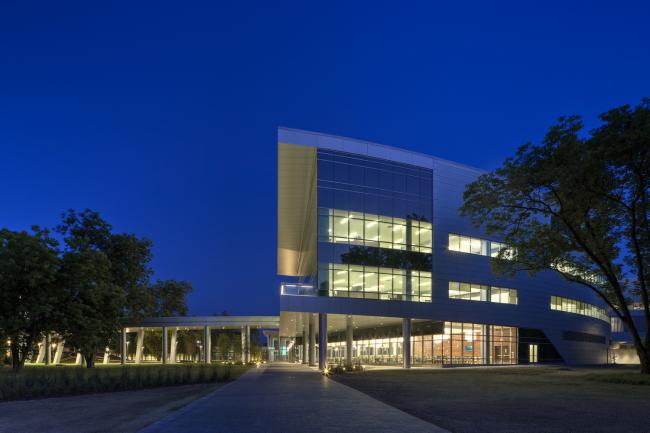 BIM建筑|停泊于密歇根胡畔的白色邮轮：西北年夜学瑞安-沃尔特体育中间 / 美国帕金斯威尔建筑事务所