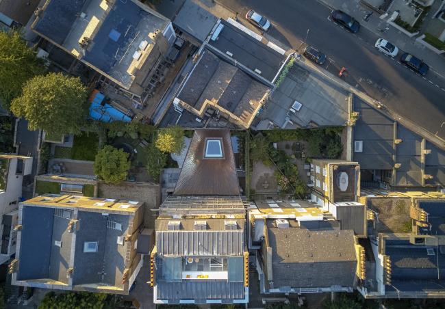 BIM建筑|弧曲屋顶瞻仰天空，栖身空间深埋年夜地——伦敦隐秘的花圃室第