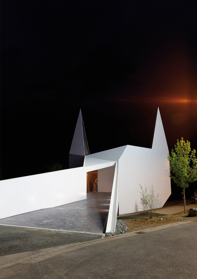 BIM建筑|几何象形般的三围体块：西格兰白色村落教堂/schneider+schumacher