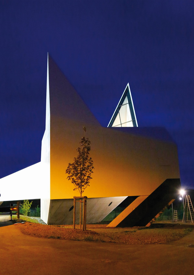 BIM建筑|几何象形般的三围体块：西格兰白色村落教堂/schneider+schumacher