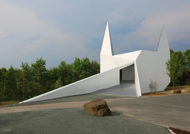 BIM建筑|几何象形般的三围体块：西格兰白色村落教堂/schneider+schumacher