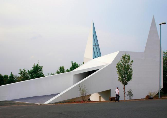 BIM建筑|几何象形般的三围体块：西格兰白色村落教堂/schneider+schumacher