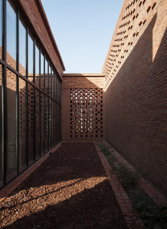 BIM建筑|湿地中的红砖塔 / 空格建筑