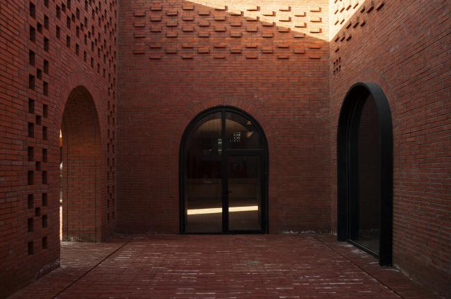 BIM建筑|湿地中的红砖塔 / 空格建筑