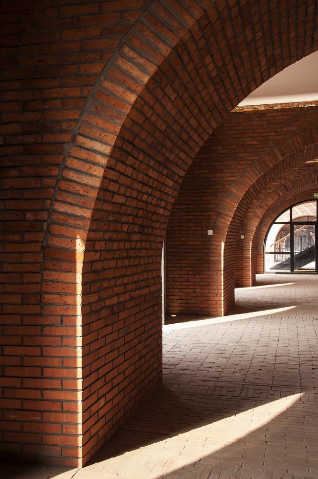 BIM建筑|湿地中的红砖塔 / 空格建筑