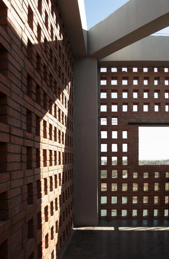 BIM建筑|湿地中的红砖塔 / 空格建筑