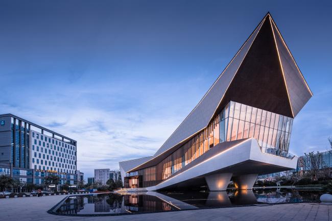 BIM建筑|展翅而飞的鹰：武汉朗廷元著生涯方法体验馆 / 成执建筑