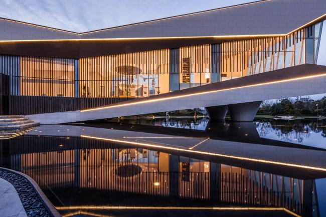 BIM建筑|展翅而飞的鹰：武汉朗廷元著生涯方法体验馆 / 成执建筑