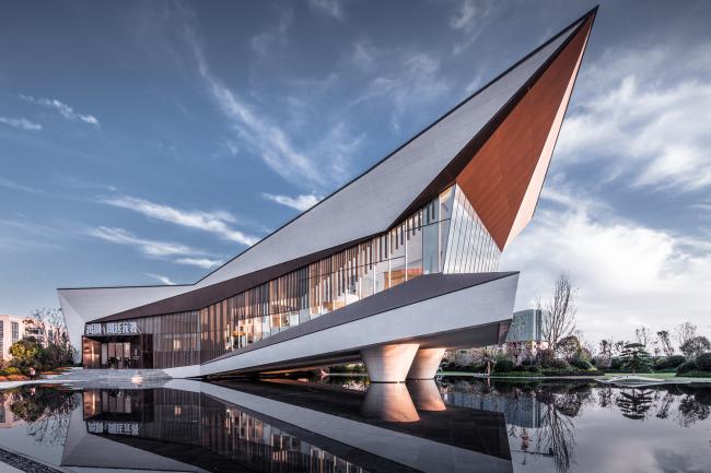 BIM建筑|展翅而飞的鹰：武汉朗廷元著生涯方法体验馆 / 成执建筑