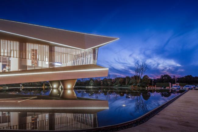 BIM建筑|展翅而飞的鹰：武汉朗廷元著生涯方法体验馆 / 成执建筑