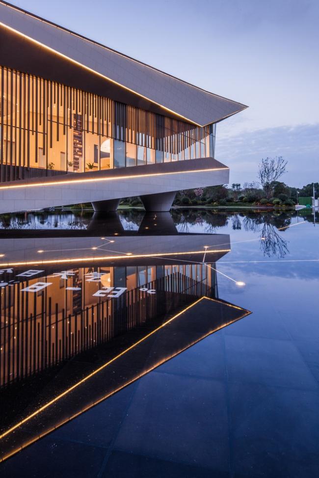 BIM建筑|展翅而飞的鹰：武汉朗廷元著生涯方法体验馆 / 成执建筑