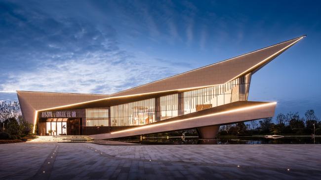 BIM建筑|展翅而飞的鹰：武汉朗廷元著生涯方法体验馆 / 成执建筑