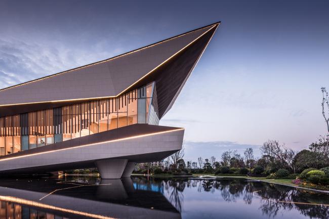 BIM建筑|展翅而飞的鹰：武汉朗廷元著生涯方法体验馆 / 成执建筑