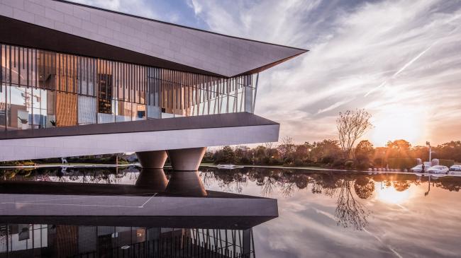 BIM建筑|展翅而飞的鹰：武汉朗廷元著生涯方法体验馆 / 成执建筑