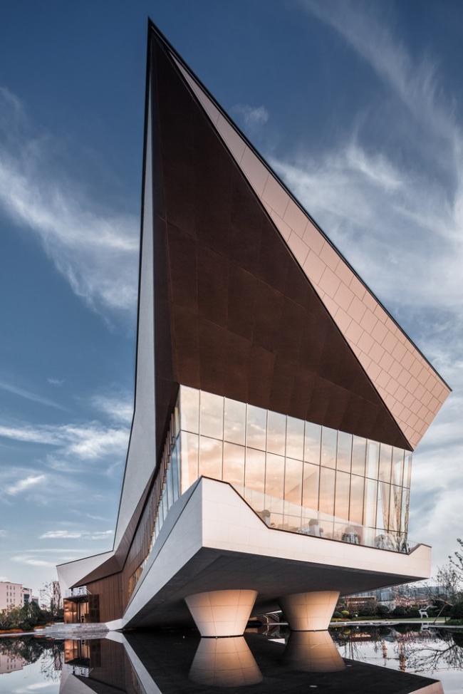 BIM建筑|展翅而飞的鹰：武汉朗廷元著生涯方法体验馆 / 成执建筑