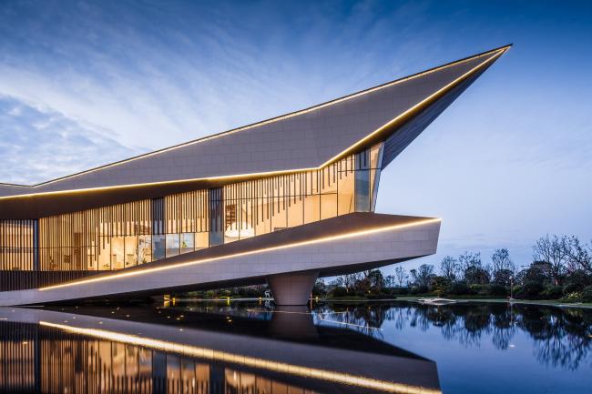 BIM建筑|展翅而飞的鹰：武汉朗廷元著生涯方法体验馆 / 成执建筑