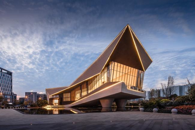 BIM建筑|展翅而飞的鹰：武汉朗廷元著生涯方法体验馆 / 成执建筑