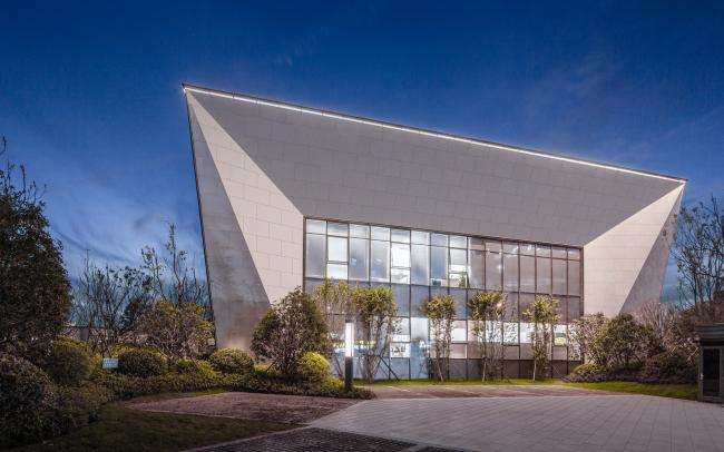 BIM建筑|展翅而飞的鹰：武汉朗廷元著生涯方法体验馆 / 成执建筑