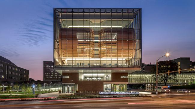 BIM建筑|玻璃幕墙下的土红色体量：堪萨斯年夜学医学中间年夜楼