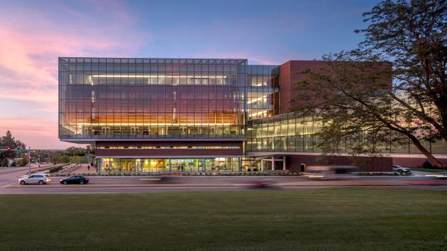 BIM建筑|玻璃幕墙下的土红色体量：堪萨斯年夜学医学中间年夜楼