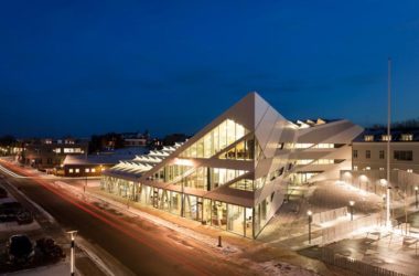 BIM建筑|披鳞片形如折纸屋顶的海港储蓄银行/3XN建筑师事务所-BIM建筑网