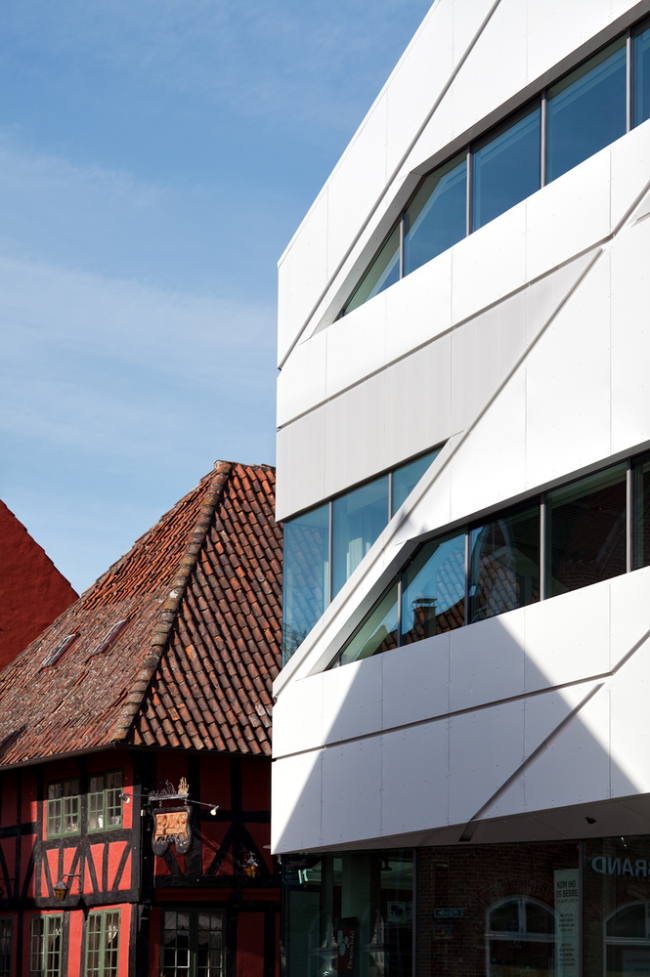 BIM建筑|披鳞片形如折纸屋顶的海港储蓄银行/3XN建筑师事务所