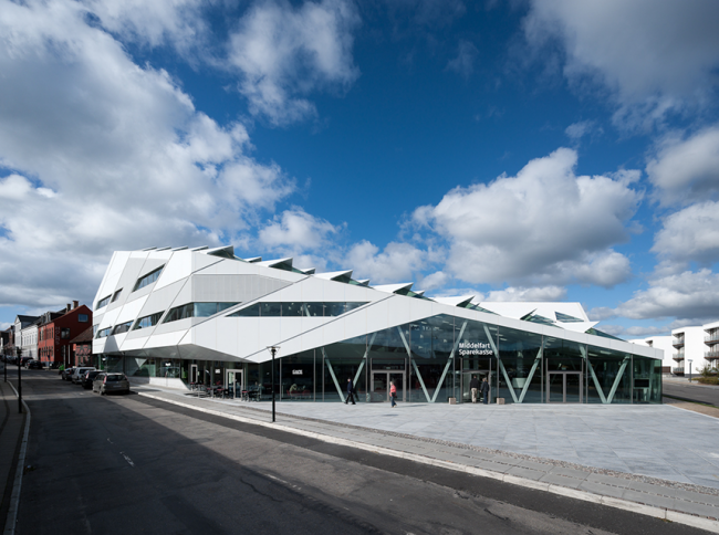 BIM建筑|披鳞片形如折纸屋顶的海港储蓄银行/3XN建筑师事务所