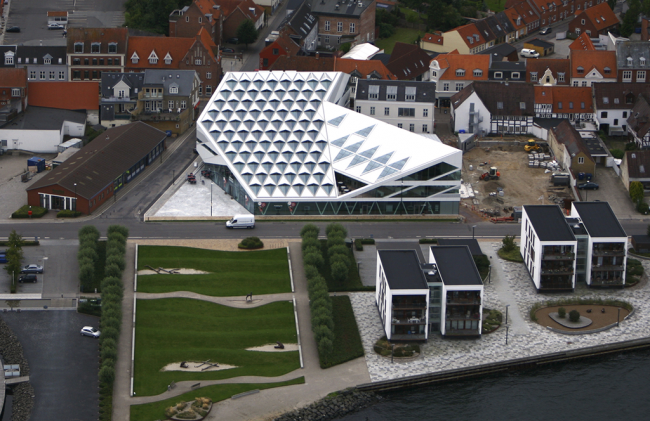 BIM建筑|披鳞片形如折纸屋顶的海港储蓄银行/3XN建筑师事务所