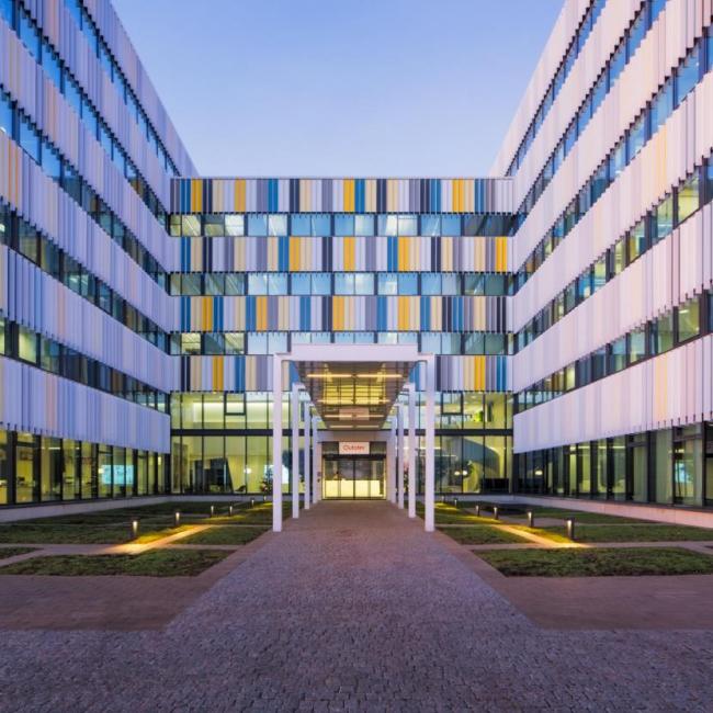 BIM建筑|与蓝天低语的多彩幕布：埃文特斯商务花圃 / Arkkitehtitoimisto HKP