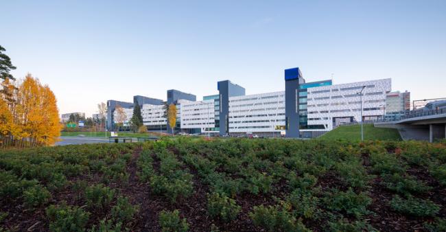 BIM建筑|与蓝天低语的多彩幕布：埃文特斯商务花圃 / Arkkitehtitoimisto HKP